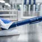 Cómo Quitar Manchas de Bolígrafo de la Ropa, Piel y Superficies de Oficina Cómo quitar manchas de bolígrafo de la ropa y superficies de oficina con solventes neutros